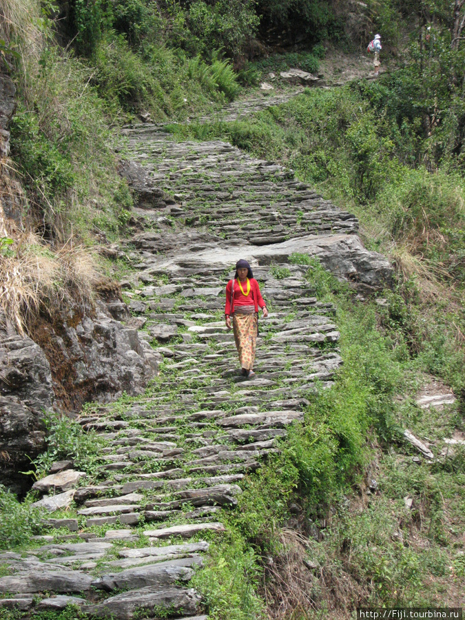 Дороги в горах мостятся на пртяжении столетий Катманду, Непал