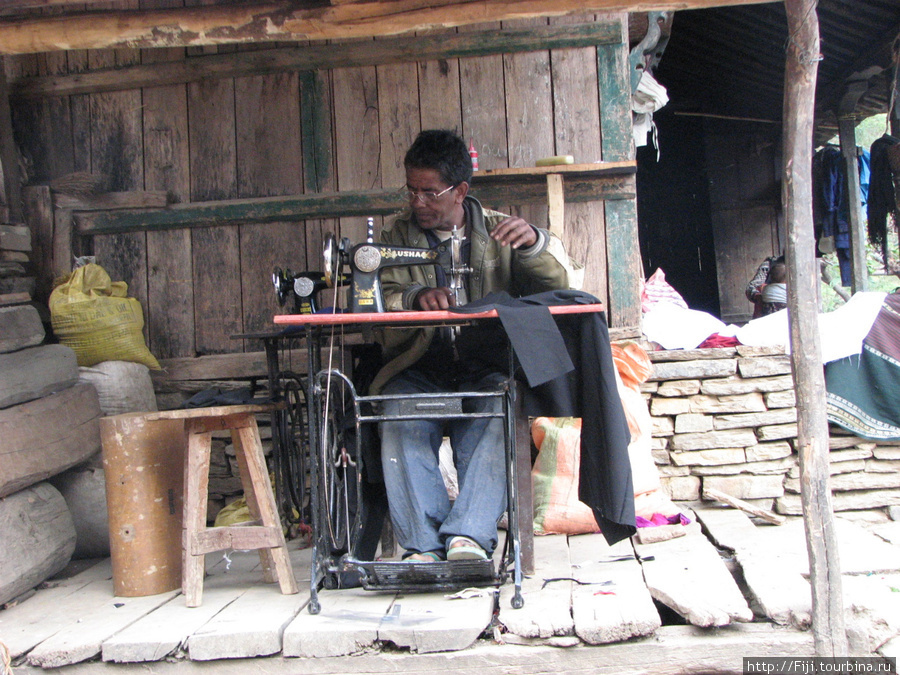 Таких картинок в Непале можно увидеть много — обшивают страну мужчины. Катманду, Непал