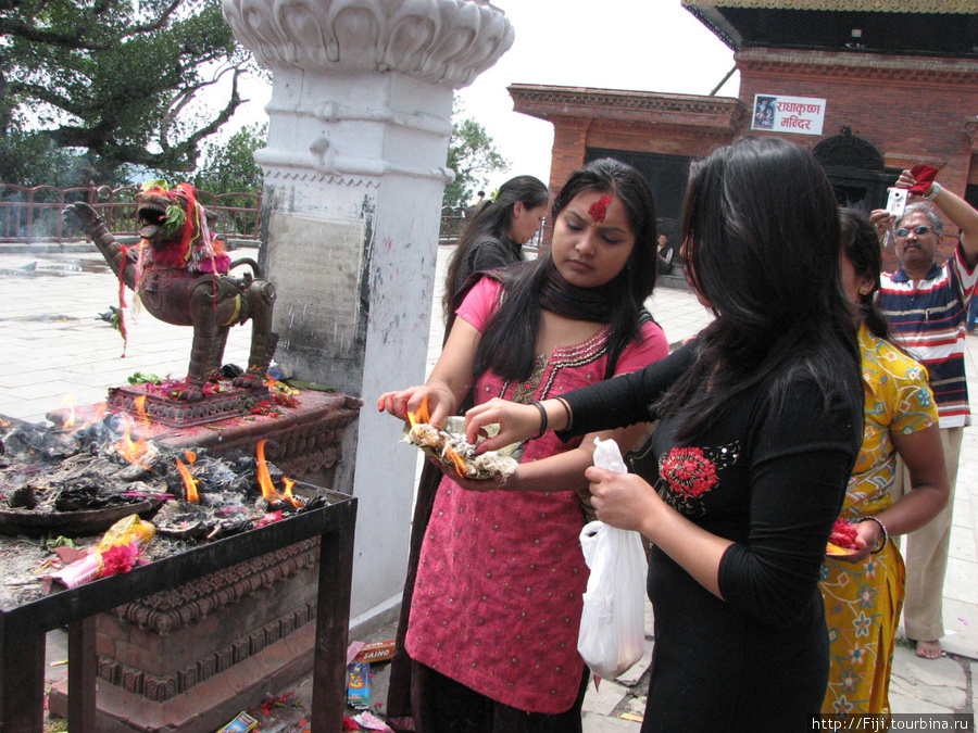 Праздник в индуистском храме Катманду, Непал