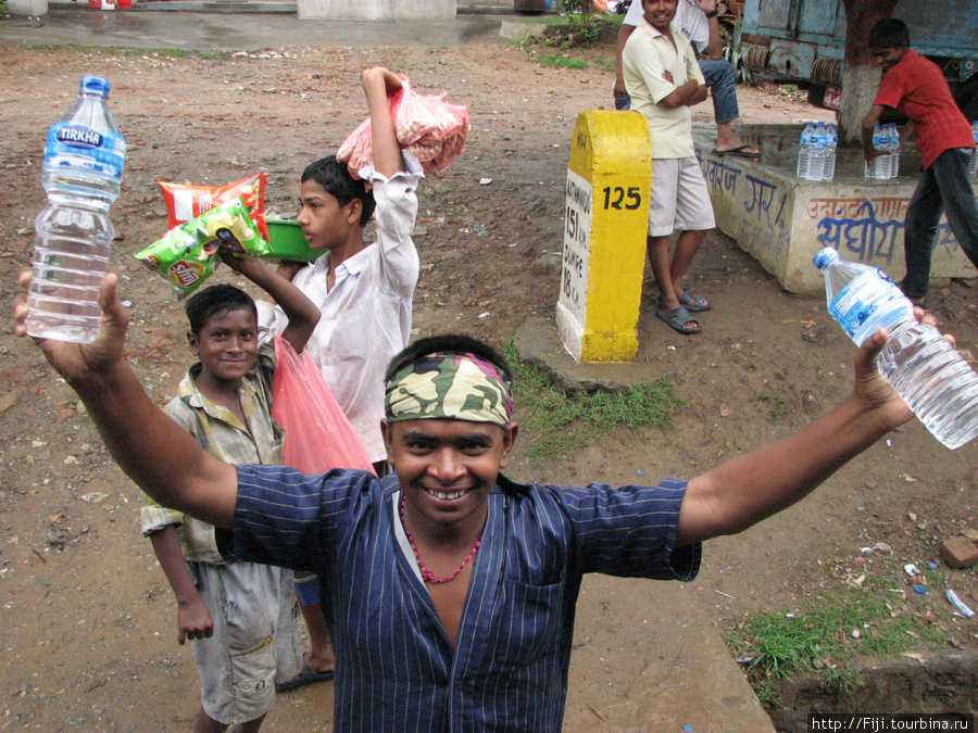Мальчик знал,что мы не купим у него воду. Но в Непале умеют быть счастливыми и искренними при любых материальных раскладах. Катманду, Непал