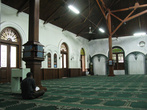 В основном молельном зале — когда нет молитвы — пусто, чисто, коврики