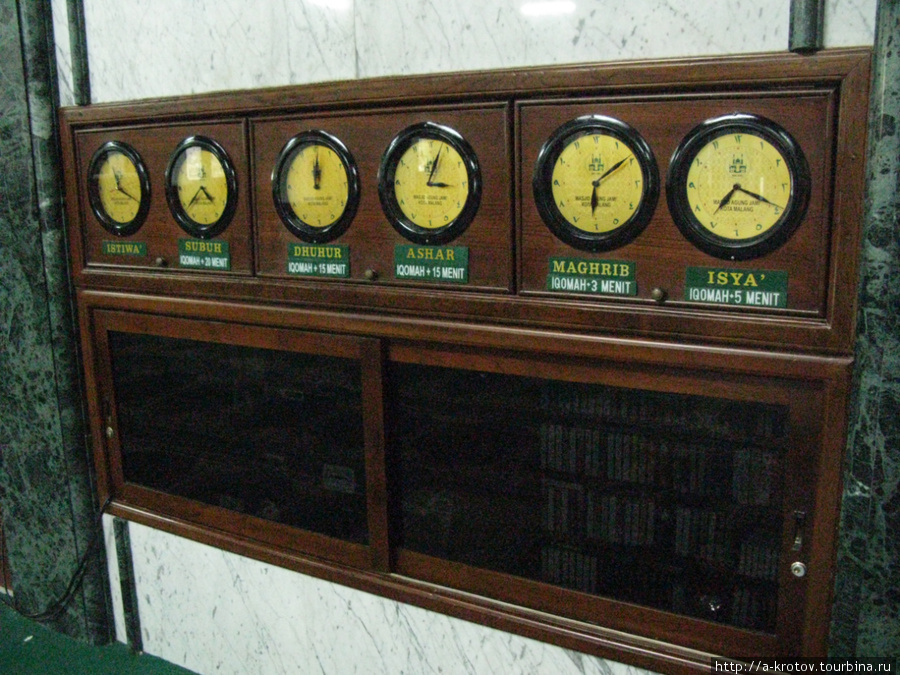 А это не настоящие часы, а игрушечные — они показывают время молитв
Переставляются вручную Индонезия