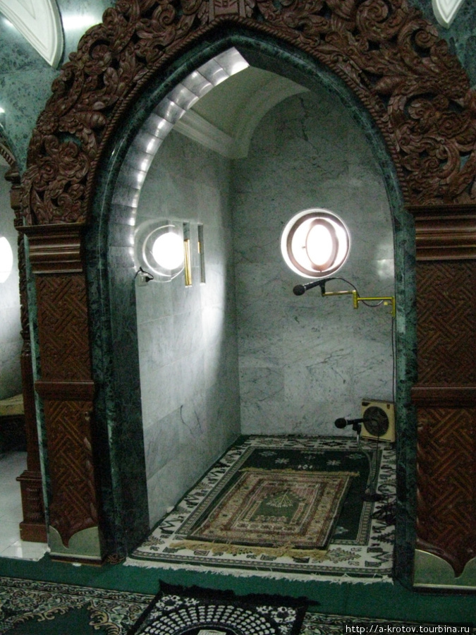 В этой нише стоит имам (руководитель молитвы) Индонезия