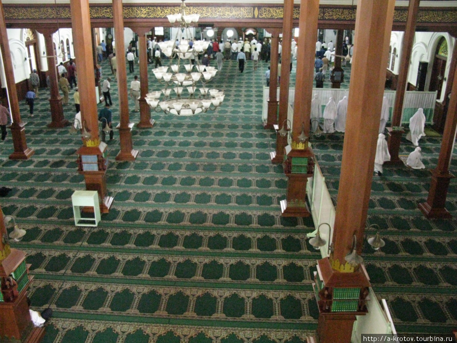 В мечетях в Индонезии есть и мужское, и женское (за занавесочкой) отделение. Люди стягиваются на молитву (вид со второго этажа мечети) Индонезия