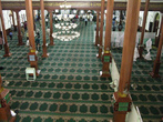 В мечетях в Индонезии есть и мужское, и женское (за занавесочкой) отделение. Люди стягиваются на молитву (вид со второго этажа мечети)