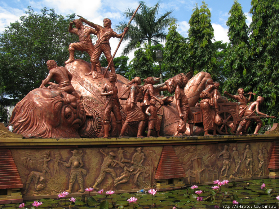 Маланг. Памятник борцам за независимость. Страшный урод под ногами победителей олицетворяет, наверное, прежний колониальный режим Маланг, Индонезия