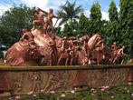 Маланг. Памятник борцам за независимость. Страшный урод под ногами победителей олицетворяет, наверное, прежний колониальный режим