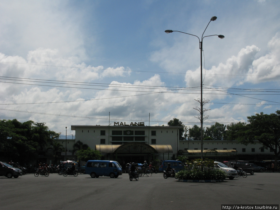 Центральный ж.д.вокзал (а всего в городе три станции ж.д.)
Привокзальная площадь Маланг, Индонезия