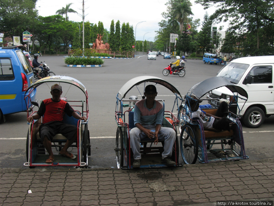 Педальные рикши еще сохранились Маланг, Индонезия