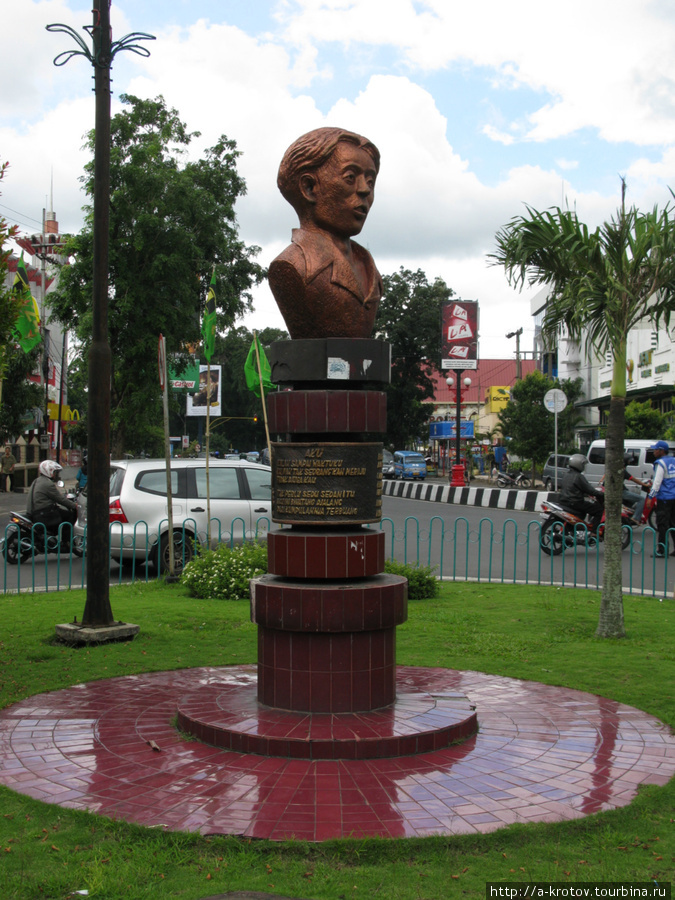 Памятник какому-то герою Маланг, Индонезия