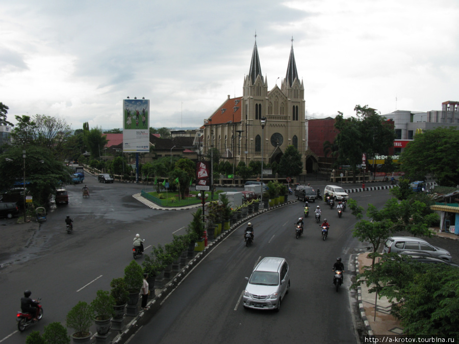 Католический собор в центре Маланга Маланг, Индонезия