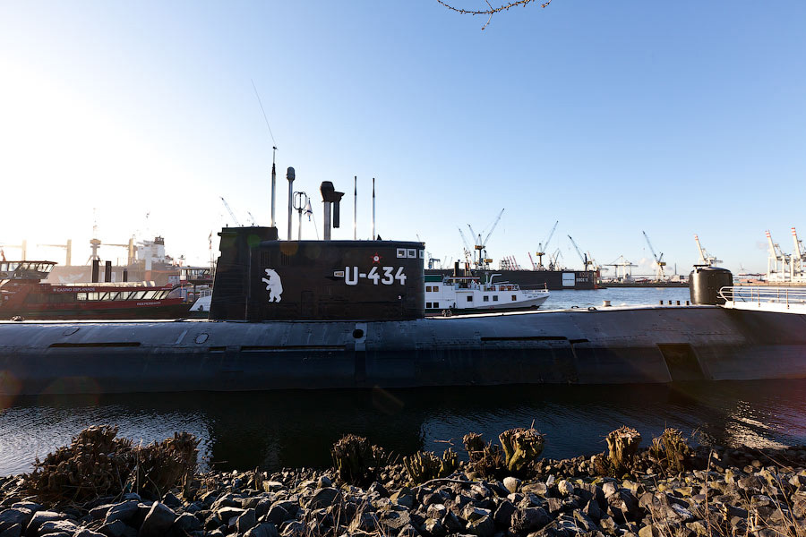 Рядом, на воде, стоит русская подводная лодка — местный аттракцион. На берегу лежит торпеда — тоже от нее. Гамбург, Германия