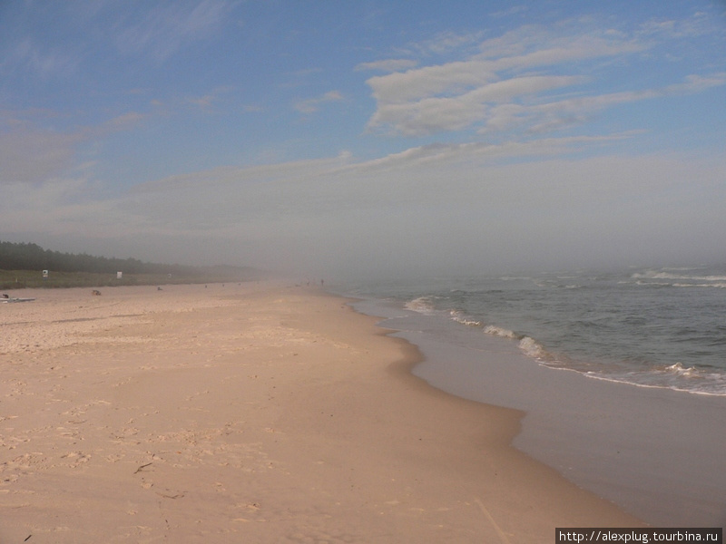 Балтийский берег славится своими песчаными пляжами. Песок настолько мелкий, что скрипит в руках как крахмал. Поморское воеводство, Польша