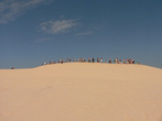 Взобраться на дюну — любимое развлечение туристов.