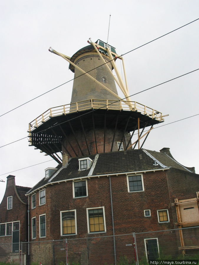 Мельница для очистки воды в каналах Делфт, Нидерланды