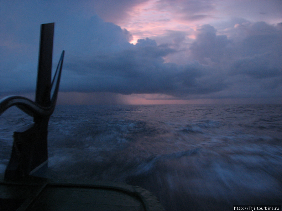 Скорость лодок, катеров — бешеная. А как еще в гости друг к другу ездить? Мальдивские острова