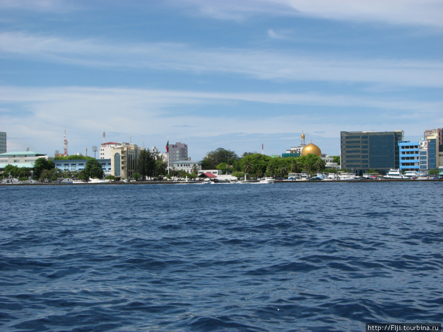Столица Мальдив — Мале. Ударение на первый слог. Отдельный остров, отдаленный от всего мира и туристов город. Отправляться туда даже ради любопытства не стоит в 40-градусную жару. Мальдивские острова