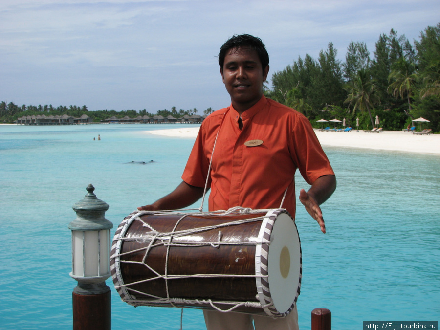 Так встречает туристов отель Шаратон, предоставляющий  очень изысканные услуги Мальдивские острова