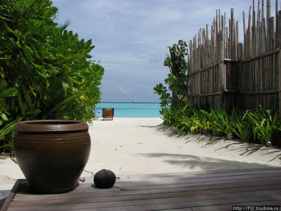 На каждом острове  бунгало располагаются так, чтобы   живущие в нем имели собственный кусочек пляжа. Этим черпаком надо смывать песок с ног, прежде чем войти в номер. Мальдивские острова