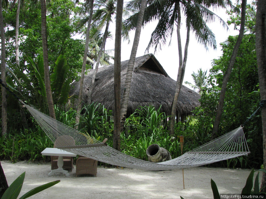 Рядом с курортом-островом (в пределах одного атолла) может оказаться островок — на ближайшем  обычно организуют проживание  очень состоятельных людей, желающих отдыхать в одиночестве (на фото такая вилла), на отдаленном — необитаемый остров, куда на день вывозят обычно влюбленную парочку. Мальдивские острова
