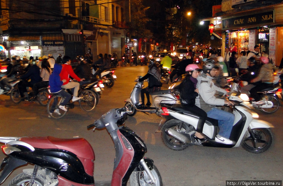 Ночью движение тоже не утихает Хошимин, Вьетнам