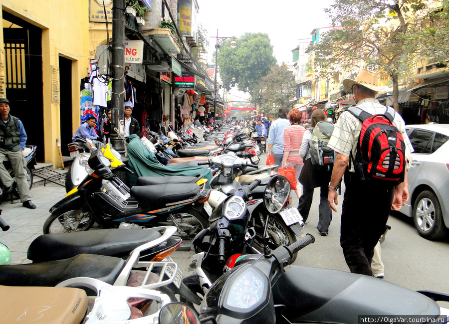 Трудности пешеходам создает фактическое  отсутствие тротуаров, напрочь забитых теми же мотоциклами Хошимин, Вьетнам