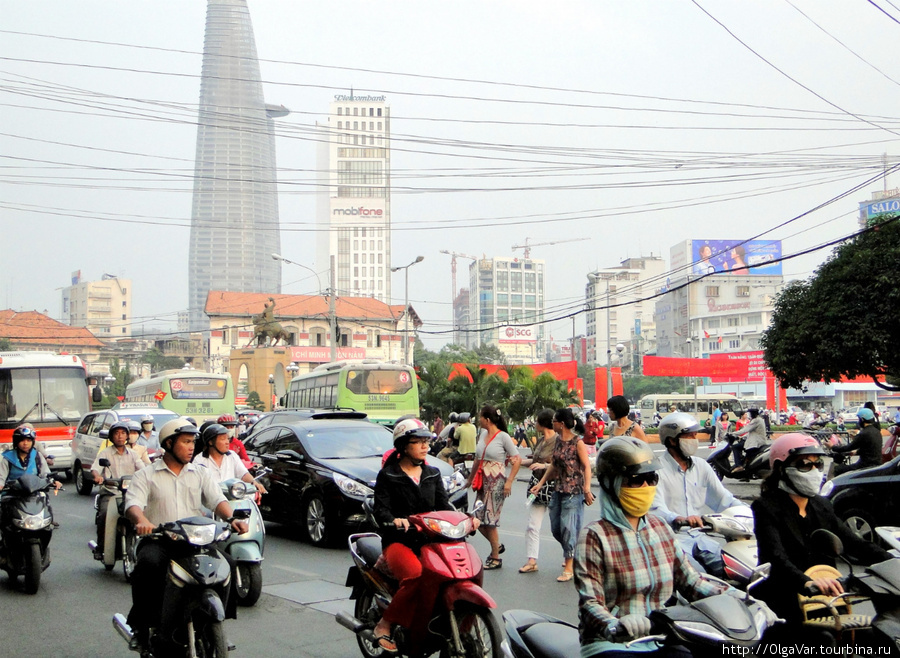 Пешеходы пытаются перейти  проспект  Le Loi в районе рынка  Ben Thanh — Сайгон Хошимин, Вьетнам