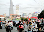 Пешеходы пытаются перейти  проспект  Le Loi в районе рынка  Ben Thanh — Сайгон