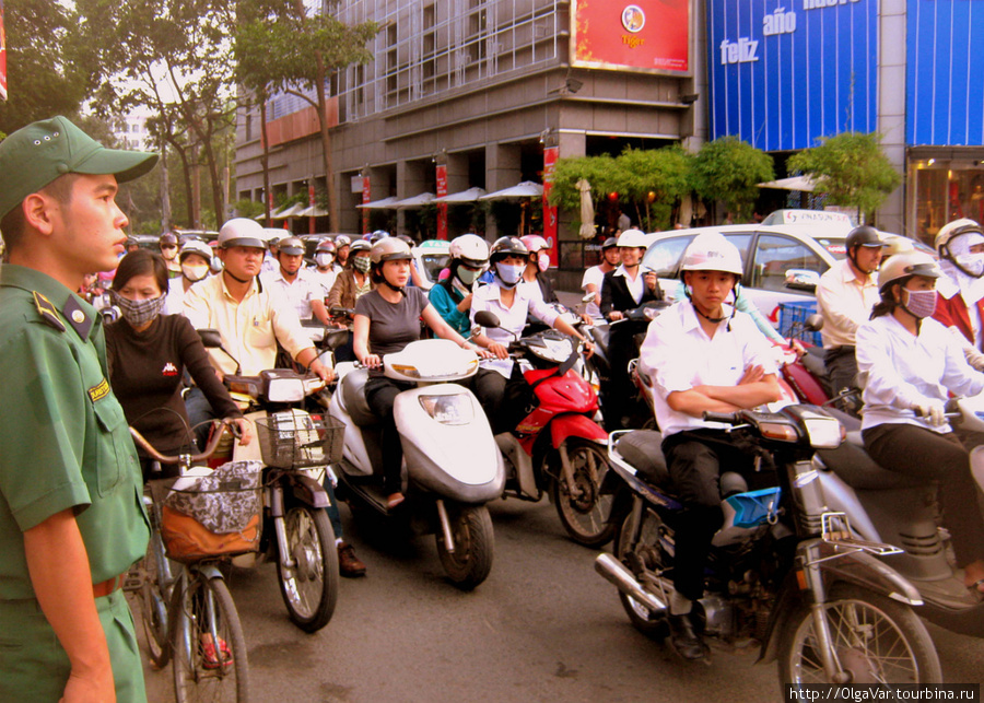 Под зорким оком регулировщика Хошимин, Вьетнам