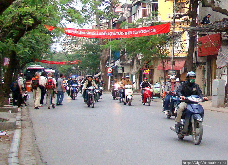 В Ханое, увидев ревущую армаду, мы застыли, как вкопанные, у обочины, боясь перейти на другую сторону улицы Хошимин, Вьетнам