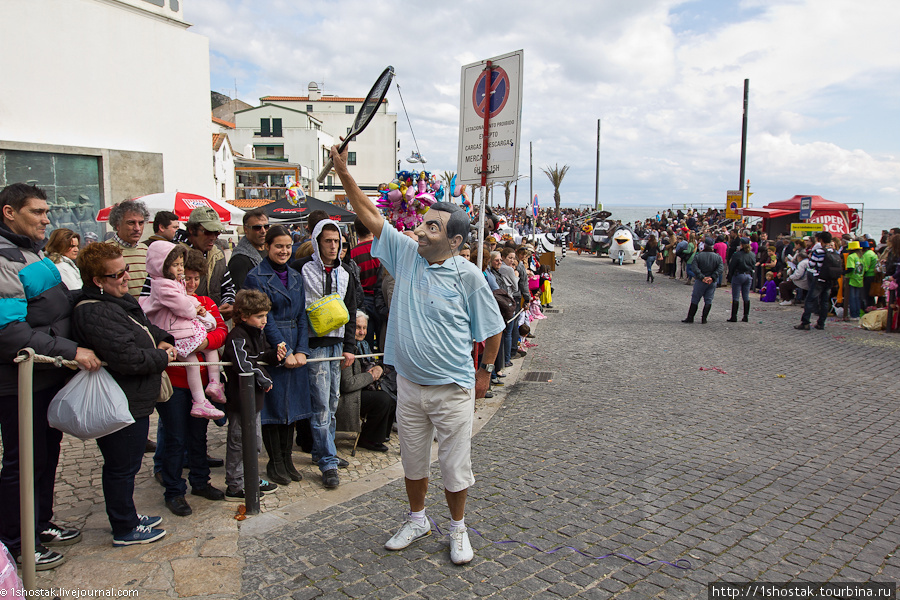 Следующий день, Сезимбра. Народ в ожидании начала шествия. Дурачок в маске старается веселить людей. Регион Лиссабон, Португалия