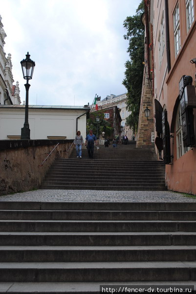 Старая мощеная лестница от Малостранской площади к Пражскому Граду ведет мимо посольства Италии Прага, Чехия