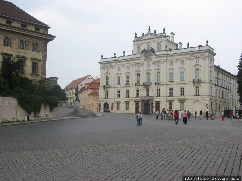 Площадь перед западными воротами Пражского Града Прага, Чехия
