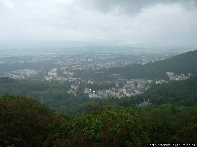 А так мокнущий город выглядит сверху Карловы Вары, Чехия