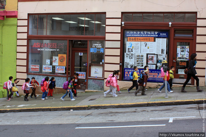 Дети возвращаются из школы. Сан-Франциско, CША