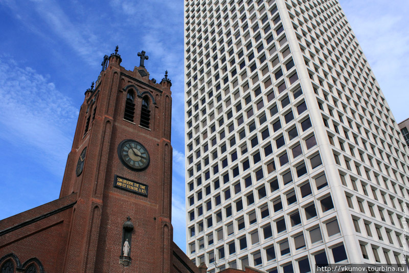 Одно из моих любимых фото. Церковь находится на границе китайского квартала, а башня — уже в финансовом районе. Сан-Франциско, CША