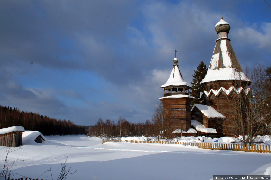 Никольский храм (1696-1698гг.) в деревне Согинцы находится в почти заброшенной деревне. Зимой здесь живет всего одна бабушка. Подпорожье, Россия