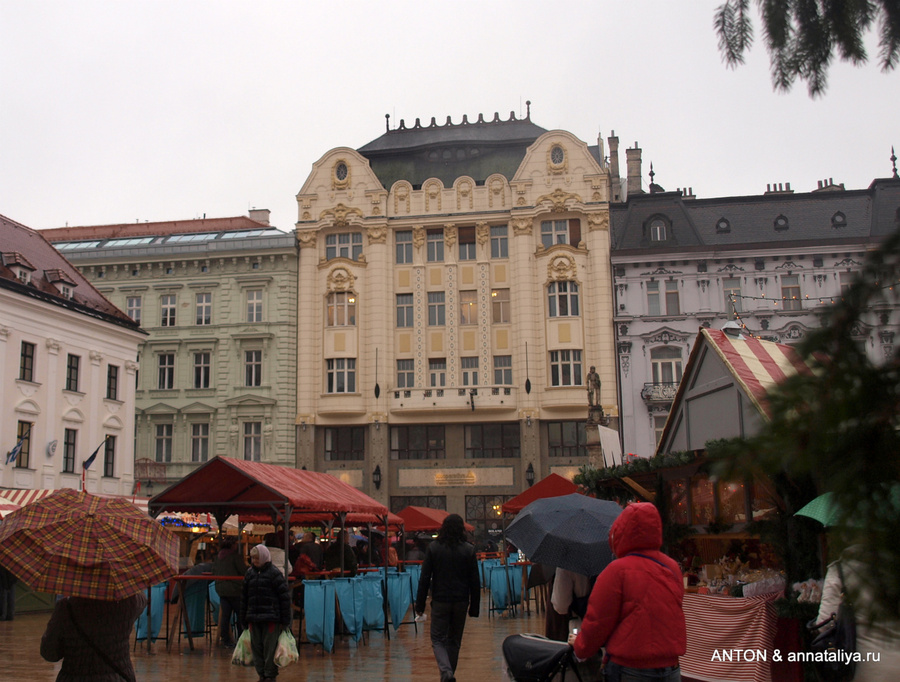Главная площадь Старого города во время рождественского базара Братислава, Словакия