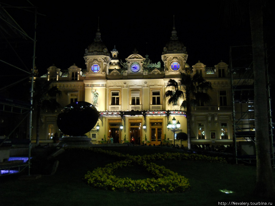 Ночное казино Monte-Carlo.  По бокам видны леса от только что завершившейся Formula1 Монте-Карло, Монако