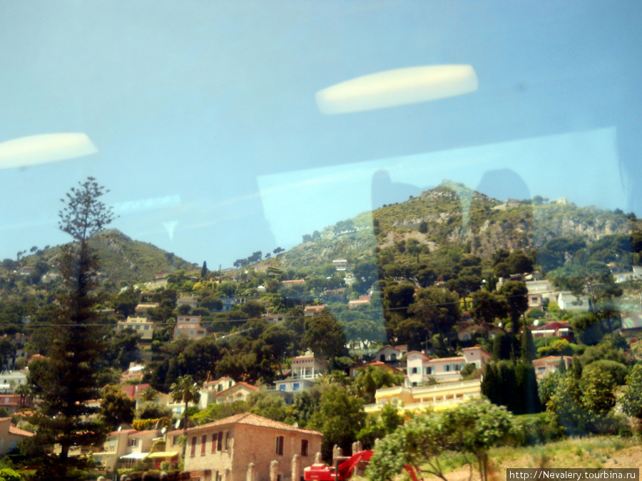 Вид со второго этажа скоростного поезда Nice — Monaco Монте-Карло, Монако