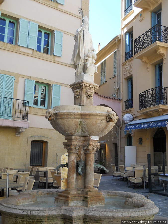 Почти вся вода в фонтанах Монако питьевая. За исключением, наверное, этого :) Монте-Карло, Монако