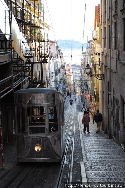 Это не трамвай, а скорее  фуникулер. Но на первый взгляд очень похож) Лиссабон, Португалия