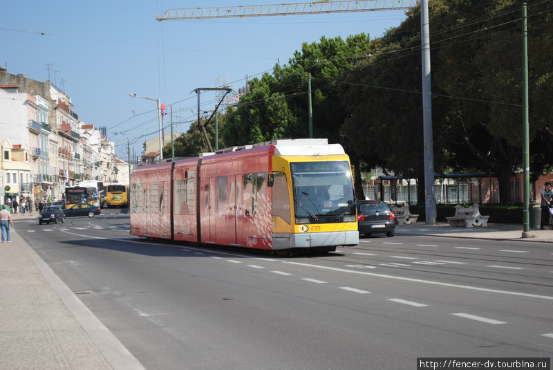 В отдаленных районах можно встретить и современные трамваи Лиссабон, Португалия