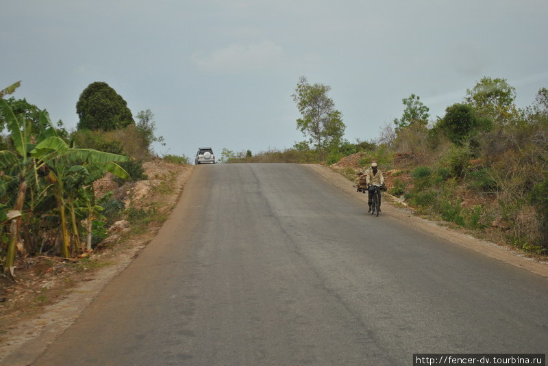 Второстепенная дорога. Пусть разметки уже нет, но асфальт отличный. Остров Занзибар, Танзания