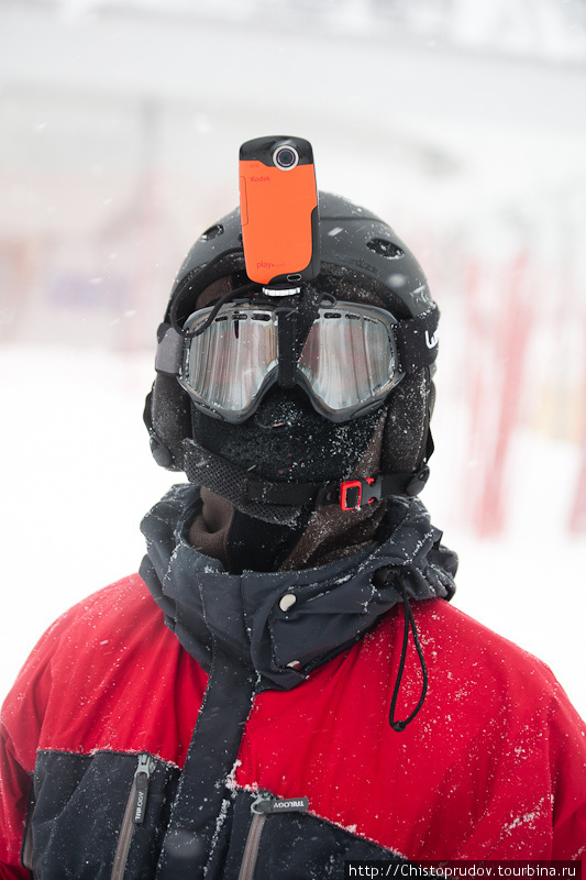 Лучшая защита против летящего снега в лицо. Красная Поляна, Россия