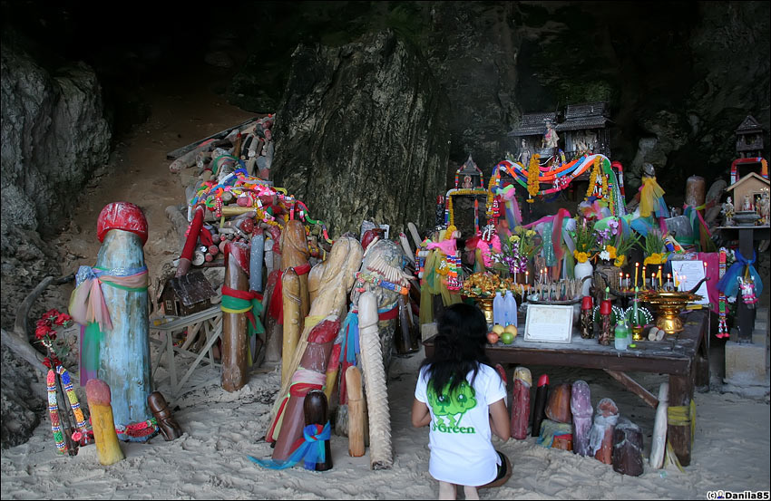 Пещера с фаллосами, куда таечки приходят помолиться о (богатом фаранге) чём-нибудь своём. Краби, Таиланд