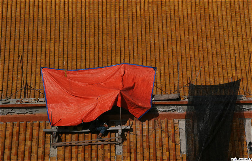 Рабочие укрываются от жёсткого солнца. Пинанг остров, Малайзия