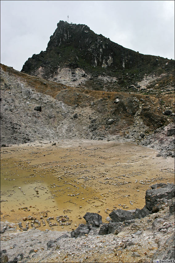 К тому моменту, когда я полез на скалу с вышкой, налетели облака, и снять кратер сверху не получилось. Букиттинги, Индонезия