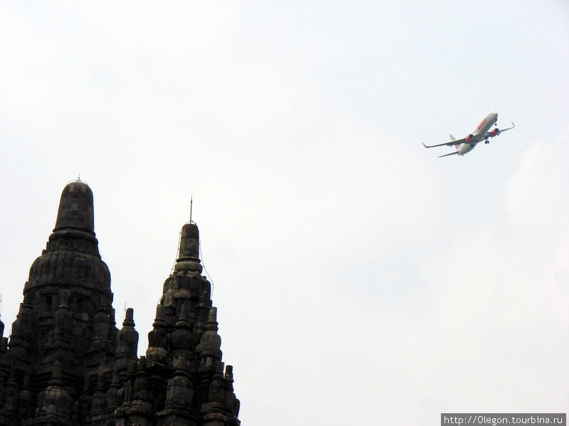 Нет, это не башни-близнецы и врезающийся в них самолёт... Ява, Индонезия