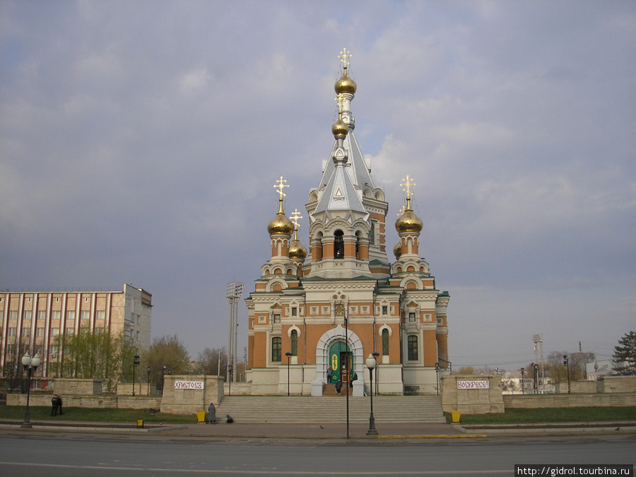 Cобор в центре города — Храм Христа-Спасителя или в народе «золотая» церковь. Построен в честь 300-летия служения Уральского казачьего войска московскому царю, отмечавшегося в 1891 г. Примечательно, что по первоначальному плану предполагалось строительство огромного собора. Но после того как фундамент был закончен, выяснилось что денег на завершение строительства не осталось. В итоге на огромном фундаменте стоит довольно скромных размеров, но очень нарядная церковь, гордость всех поколений уральцев. Казахстан